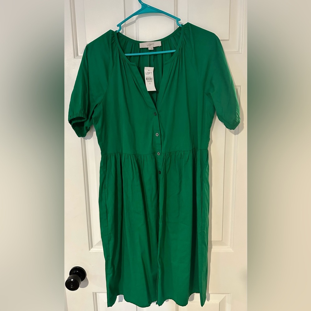 Loft Button up dress. Size S. Never worn. NWT. Green.